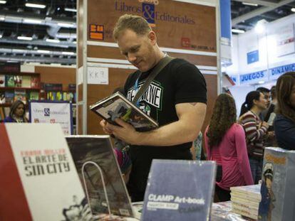Jim, ciudadano estadounidense de Portland, Oregon, revisa libros en uno de los stands de la Feria Internacional del Libro en Guadalajara. 