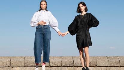 Ana Garriga (izquierda) y Carmen Urbita, en el monasterio de San Lorenzo de El Escorial.