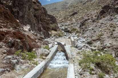 Una de las alternativas empleadas es la recolección de agua en las montañas de San Pedro de Casta, a 3950 metros de altura. El sistema incluye canales de infiltración, no sólo de irrigación, con la idea de que en tiempos de sequía los granjeros puedan sacar agua del subsuelo.