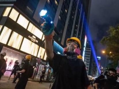 Un grupo de manifestantes protestan en las calles de Hong Kong, frente a la tienda de Coach.