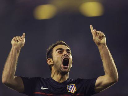 Adrián celebra su gol al Valencia.