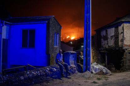 Vecinos del pueblo de Candeda (Ourense), preocupados ante el avance de las llamas, la madrugada del sábado. Carballeda de Valdeorras (Ourense) vio el inicio de un fuego, que sigue activo, el jueves a las 22:09 horas, en la parroquia de Riodolas, con 800 hectáreas afectadas hasta el momento.