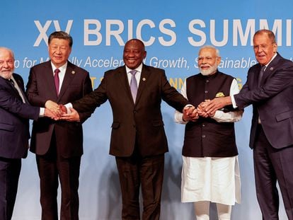 Lula da Silva, presidente de Brasil; Xi Jinping, mandatario chino, Cyril Ramaphosa, presidente de Sudáfrica; Narendra Modi, primer ministro de la India y el ministro ruso de Exteriores Serguéi Lavrov el pasado 23 de agosto.