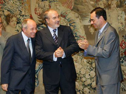 De izquierda a derecha, M. Sebastián, ministro de Industria; M. Á. Fernández Ordóñez, gobernador del Banco de España; P. Solbes, ministro de Economía, y J. Caruana, al dejar el cargo de gobernador en 2006.