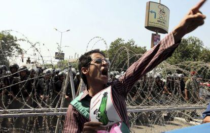 Manifestantes corean consignas en contra del candidato presidencial Ahmed Shafiq a las puertas de la Corte Constitucional en El Cairo.