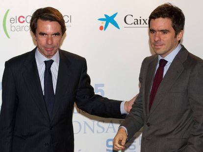 El expresidente José María Aznar y su hijo mayor en 2013 en un evento en Madrid.
