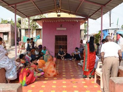 Una de las reuniones comunitarias del proyecto de reurbanización en Sanjaynagar, India.