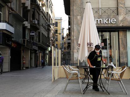 Una camarera desinfecta una mesa en una terraza de Lleida este lunes.