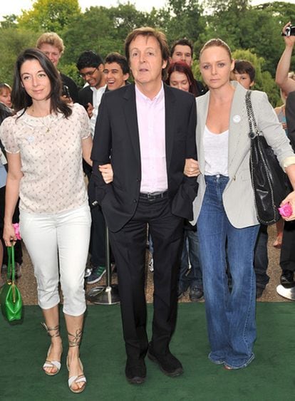 Paul McCartney y sus hijas Stella y Mary en un evento de la campaña Lunes sin Carne, en el parque de Saint James en Londres, Reino Unido, el lunes 15 de junio de 2009.