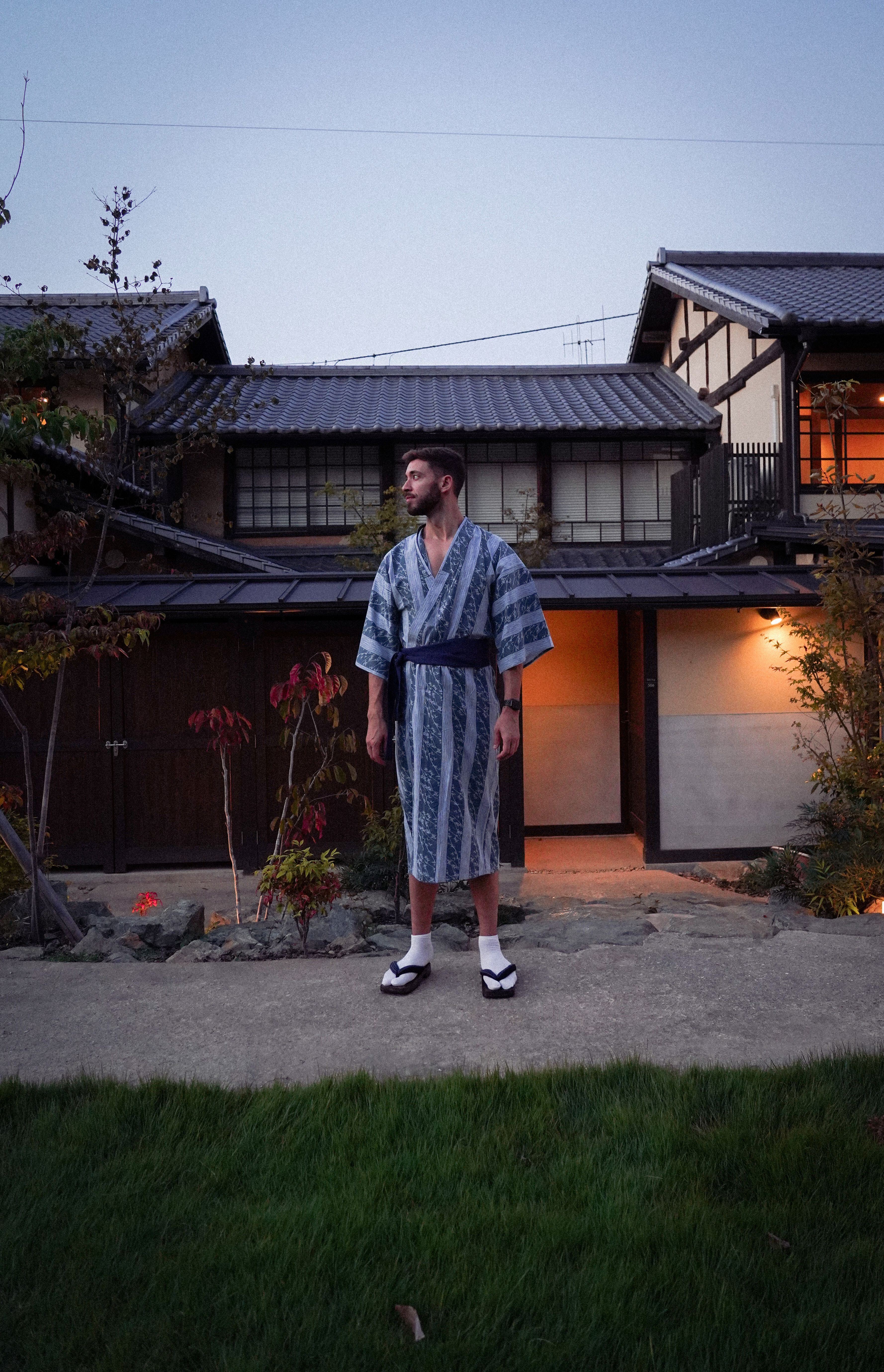 Enrique Alex porta un kimono frente a uno de los templos de Ōzu.