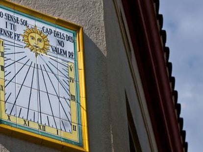 Reloj de sol ilustrado de la calle Moss&egrave;n Vives en Sarri&agrave;.