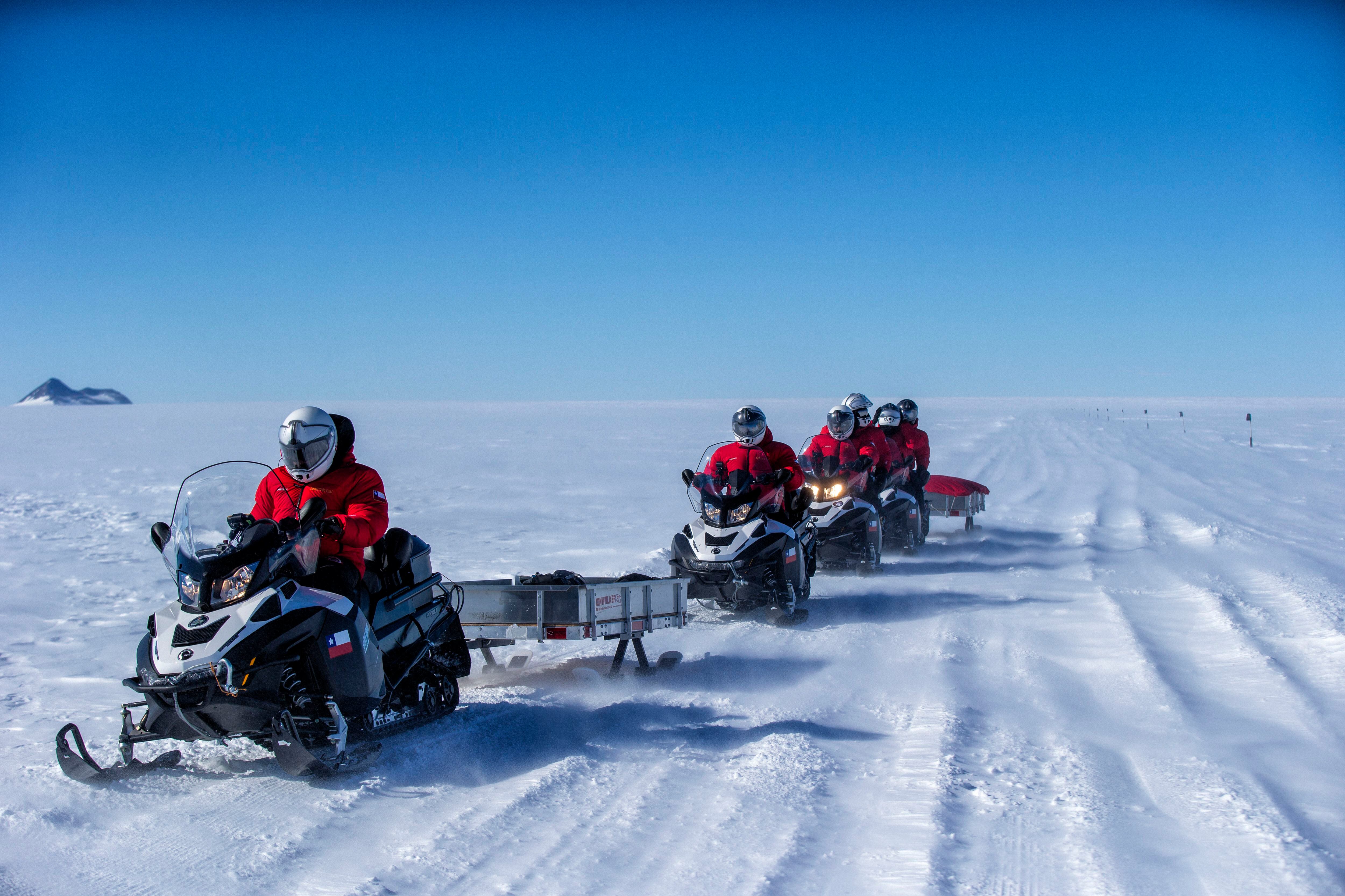 La Unidad de Exploración Terrestre Antártica transporta al glaciólogo Ricardo Jaña.