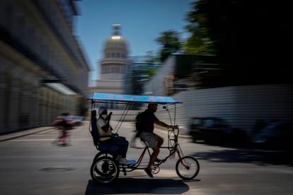 Un bicitaxi lleva a un pasajero en La Habana, Cuba el martes 17 de mayo.