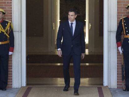 El presidente del Gobierno, Pedro Sánchez, sale a la escalinata del palacio de La Moncloa.