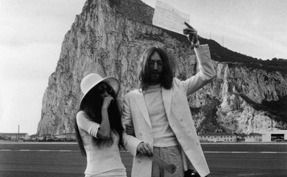 John Lennon y Yoko Ono, en Gibraltar, en 1969. 