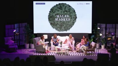 Mesa redonda durante el acto de 'Malasmadres on Tour' con Laura Baena sentada la primera a la izquierda.