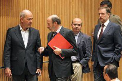 Manuel Chaves, Rubalcaba, Gaspar Zarrías y Marcelino Iglesias, ayer en la reunión del grupo del PSOE.
 