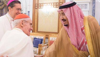 El rey Salmán recibe al cardenal Jean-Louis Tauran, la pasada primavera en Riad.