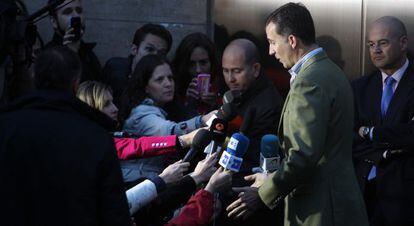 El príncipe Felipe, a su salida de la clínica donde está el Rey.