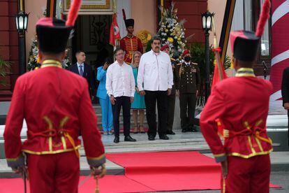 Petro se ha reunido este martes con Nicolás Maduro. Esto supone un paso más en la normalización de las relaciones entre los dos países vecinos, que vuelven a contar con representación diplomática desde este año. 