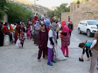 Un grupo de desplazados yazid&iacute;es en las monta&ntilde;as del norte de Irak. 