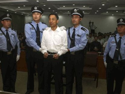 Bo Xilai, exjefe del PCCh en Chongqing, durante el proceso por soborno y corrupci&oacute;n que se celebr&oacute; contra &eacute;l en septiembre pasado. / AP