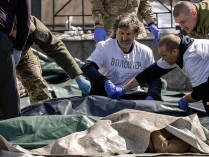 EDITORS NOTE: Graphic content / Ukrainian soldiers clear out bodies after a rocket attack killed at least 35 people on April 8, 2022 at a train station in Kramatorsk, eastern Ukraine, that was being used for civilian evacuations. (Photo by FADEL SENNA / AFP)