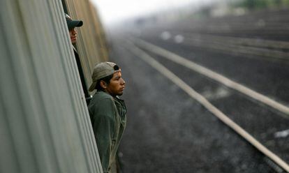 Un inmigrante en un tren en dirección a EE UU, en 2006.