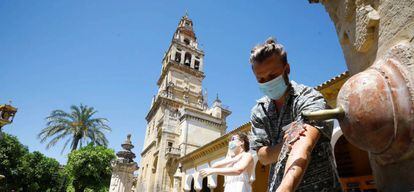 Turistas en el Patio de los Naranjos de la Mezquita Catedral de Córdoba