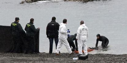 La Guardia Civil recupera un cadáver en la playa del Tarajal (Ceuta), en febrero de 2014.