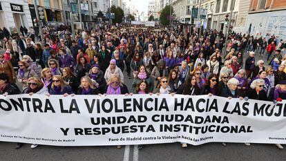 Vista de la manifestación en la calle Gran Vía de Madrid convocada por El Foro de Madrid contra la Violencia a las Mujeres.