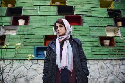 La abogada iraní Nasrin Sotudeh, en el jardín de su oficina de Teherán, en diciembre de 2014.