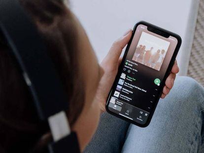 Una chica escuchando música en la aplicación Spotify