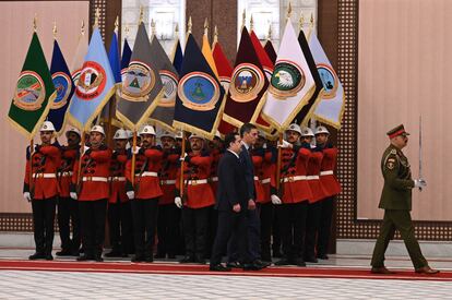 El primer ministro de Irak, Mohammed Shia al-Sudani, recibe con honores militares al presidente del Gobierno español, Pedro Sánchez, en el Palacio de Gobierno, residencia del primer ministro, este jueves en Bagdad. 