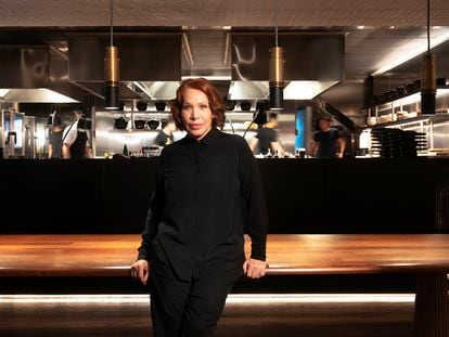 Leonor Espinosa (Leo Espinosa) posa en medio de la cocina de su restaurante.