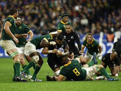 Jugadores de Nueva Zelanda y Sudáfrica se disputan el balón durante la final del mundial de rugby.