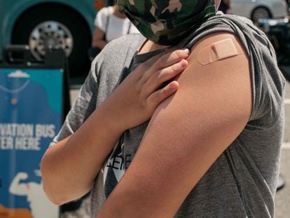 Un adolescente de 13 años recibe la primera dosis de la vacuna contra la covid en un barrio de Nueva York, el pasado junio.