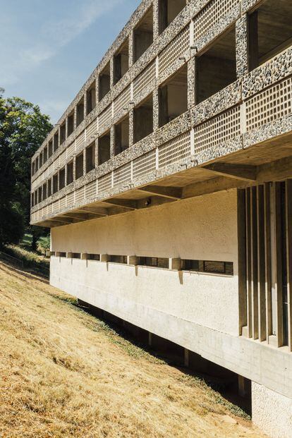 Fachada de La Tourette, vista desde el camino de acceso al monasterio.