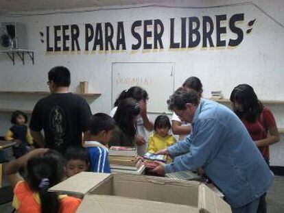El escritor Paco Ignacio Taibo II inspecciona una donaci&oacute;n de libros recibida/