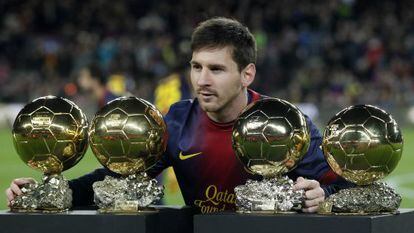Messi posa con los balones de oro, antes del partido.