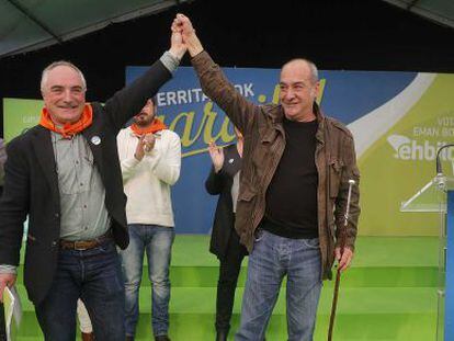 Xabier Olano alza el brazo de Martin Garitano este domingo en el acto electoral celebrado en San Sebastián. 