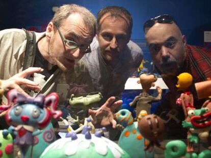 Los animadores Javier Tostado, Sam Ortí y Pablo Llorens (de izquierda a derecha) junto a varias de las figuras que han creado y que forman parte de la exposición del Muvim.