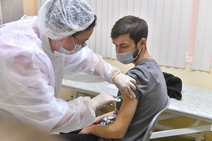 Un joven recibe una dosis de la vacuna Sputnik V en Moscú (Rusia), el 5 de diciembre.