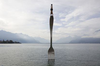 Sobre un tenedor gigante colocado en un lago, en 2010