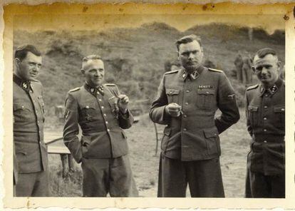 De izquierda a derecha: el doctor Mengele, Rudolf H&ouml;ss, Josef Kramer y otro oficial en Auschwitz, relajados.