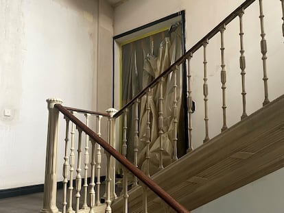 Puerta de entrada al piso de la calle de Atocha donde han fallecido una mujer de 90 años y su hijo con autismo, de 49.