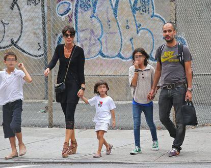 El exentrenador del Barcelona, Pep Guardiola, con su esposa Cristina Serra y sus tres hijos, Marius, Mar&iacute;a y Valentina en Nueva York. 