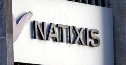 Logo de Natixis en una de sus oficinas de Par&iacute;s.