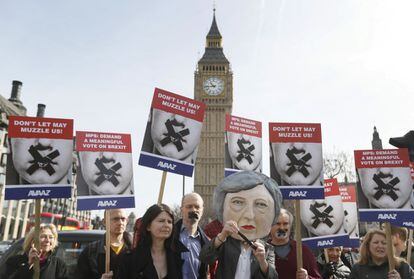 Un grupo de manifestantes (una con una careta de Theresa May) posa cerca del parlamento de Londres (Inglaterra). La manifestación representa la preocupación de que la primera ministra proponga respaldar el 'cheque en blanco del Brexit'.