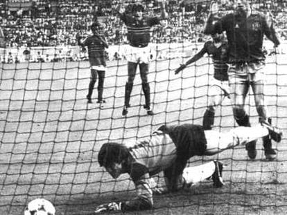 Arconada recibe el primer gol ante Francia en 1984.